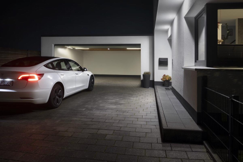 Garagentor mit LED-Lichtleiste